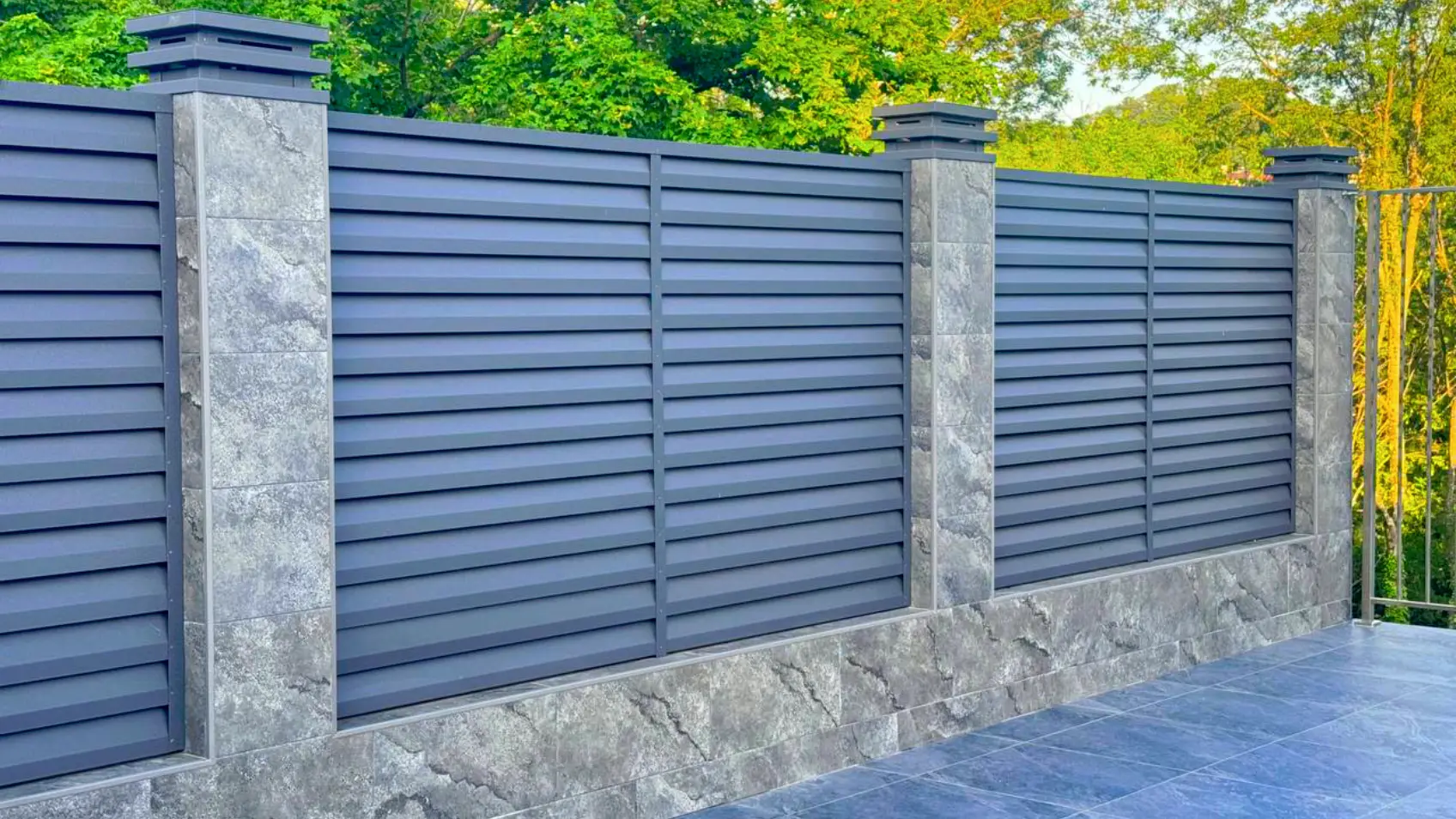 Фотография 1 двусторонний забор Реснички 7024 МАТТЕ Серый Графит матовый