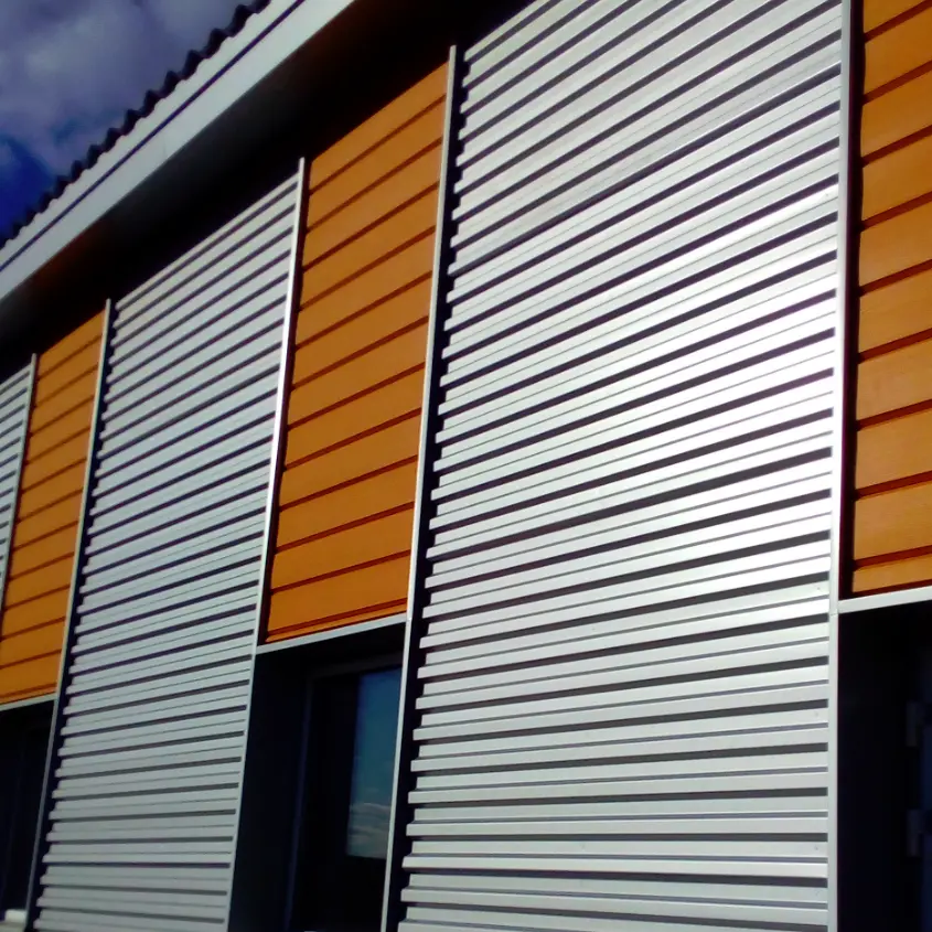 Фото 3 металлосайдинг Евро-Брус цвет Тик профнастил С-21 RAL9006 Серебро на фасаде